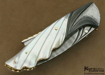 Larry Fuegen Custom Knife 14Kt Gold Framed Fluted Mother of Pearl Shell & Fluted Sole Authorship Damascus Lockback - Image 3