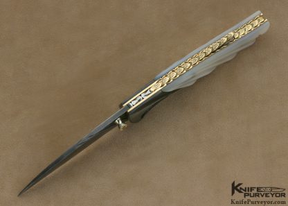 Larry Fuegen Custom Knife 14Kt Gold Framed Fluted Mother of Pearl Shell & Fluted Sole Authorship Damascus Lockback - Image 4